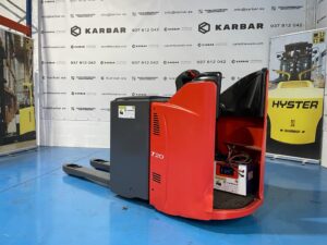 Transpaleta eléctrica LINDE T20SP 2000 kg con plataforma para conductor ideal para carga, descarga y logística intensiva