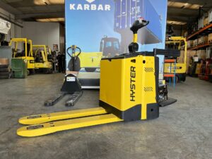 Transpaleta eléctrica Hyster P2.0S FBW 2000 kg con plataforma para conductor ideal para logística y transporte interno