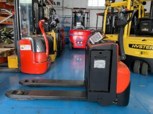 Transpaleta eléctrica Hyster P2.0S FBW 2000 kg con conductor montado para logística y transporte interno de ocasión