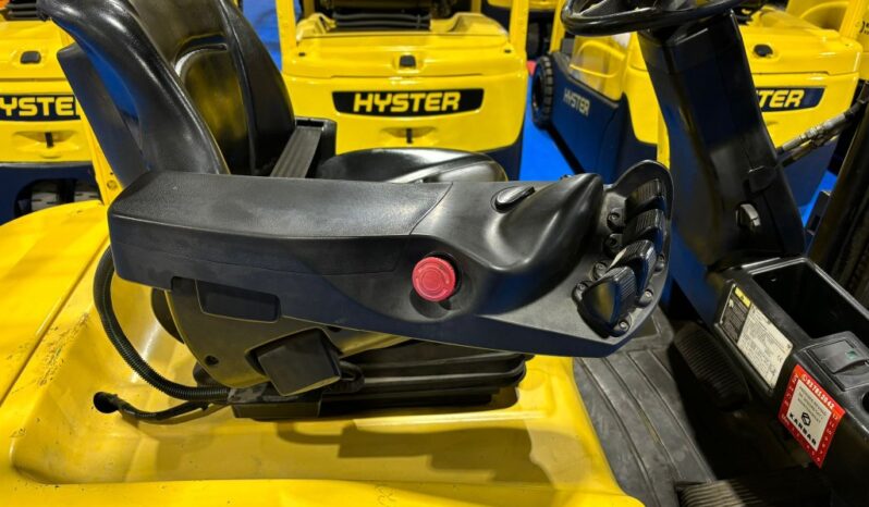 Carretilla Eléctrica 4 Ruedas HYSTER 1600 Kg, mástil Triple lleno