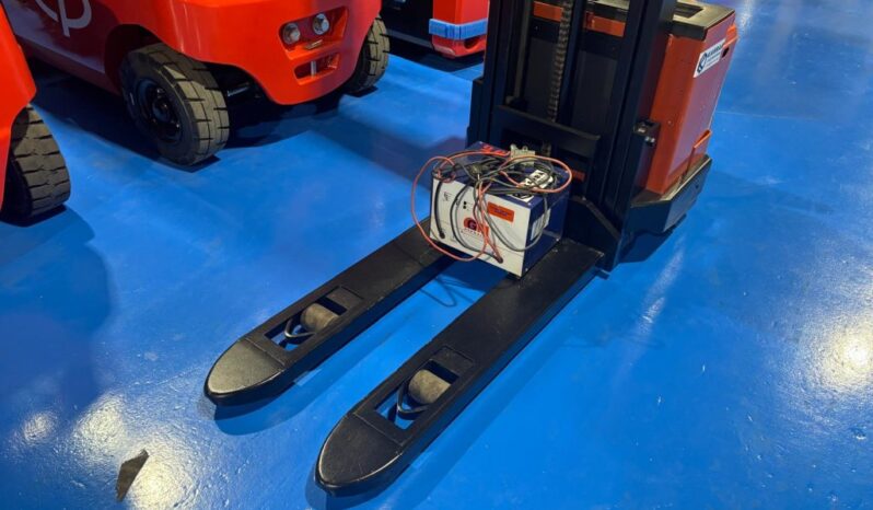 Apilador TOYOTA 1200 Kg económico lleno
