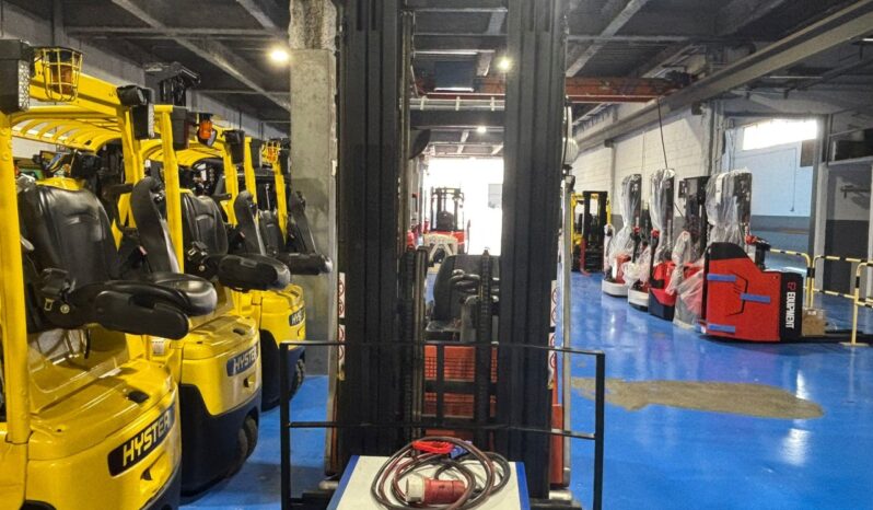 Carretilla Eléctrica BT 3 Ruedas 1600Kg Mástil Triple 5200mm lleno