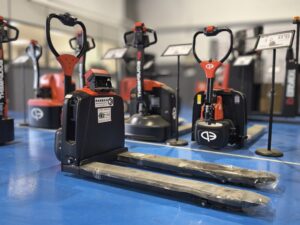 Transpaleta eléctrica EP F4 con báscula integrada de 1500 kg y batería de litio para pesaje y logística de almacén