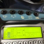 Imagen de la placa de capacidad de carga de la carretilla retráctil Hyster, con información técnica relevante para verificar el uso adecuado del equipo según altura, centro de carga y configuración.
