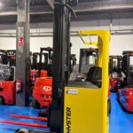 Carretilla retráctil Hyster amarilla en almacén de maquinaria KARBAR