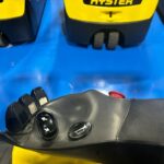 Reposabrazos ergonómico de carretilla elevadora Hyster con mandos hidráulicos fingertip, claxon y botón de emergencia.