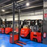 Mástil doble con elevación de 2.900 mm y Horquillas del apilador Linde L10 para palets